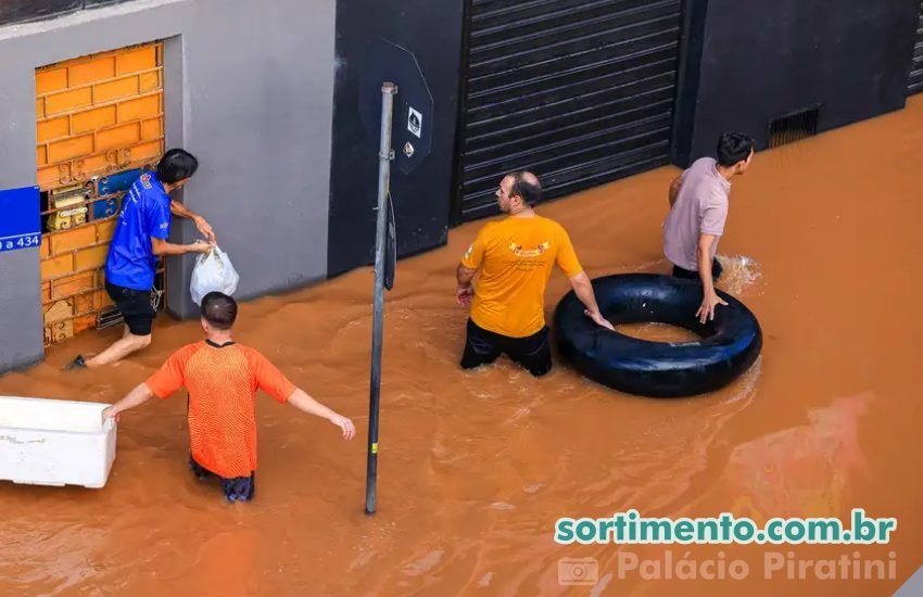 Pessoas desabrigadas enchente no Rio Grande do Sul - Sortimento Notícias