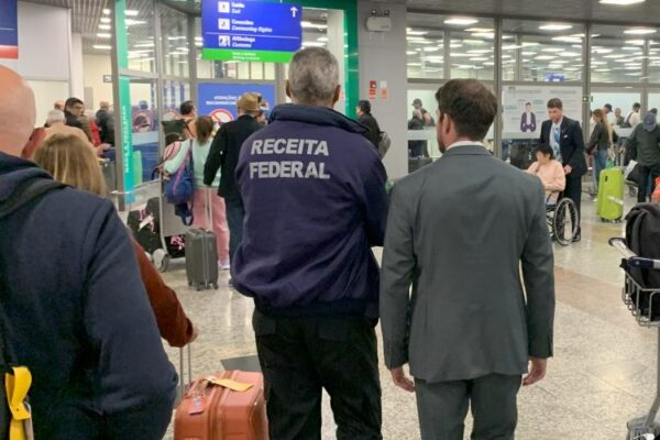 Nova Operação Padrão da Receita Federal causa atrasos e afeta 500 passageiros em Porto Alegre Operação Padrão da Receita Federal em Porto Alegre - Sortimento Notícias