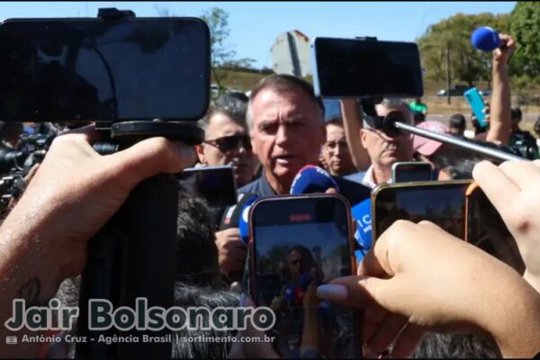 Polícia Federal cumpre mandados na casa de Jair Bolsonaro, que usará tornozeleira