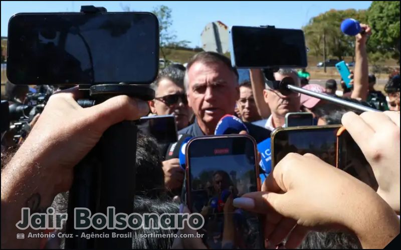 Polícia Federal cumpre mandados na casa de Jair Bolsonaro, que usará tornozeleira