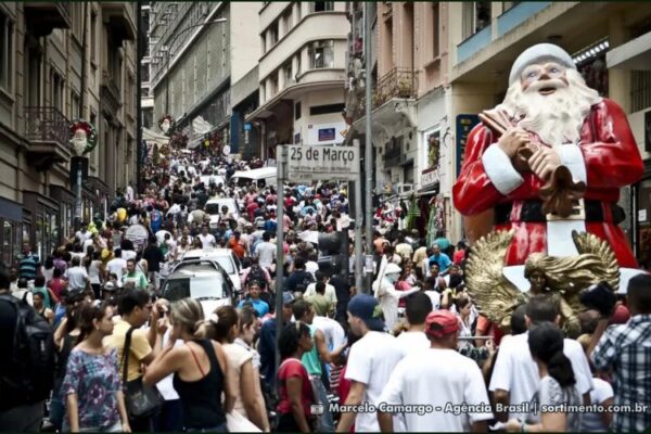 Comércio e serviços devem gerar 118 mil vagas no fim do ano, aponta pesquisa CNDL / SPC Brasil Compras de Natal na 25 de Marco em São Paulo - Sortimento.com.br