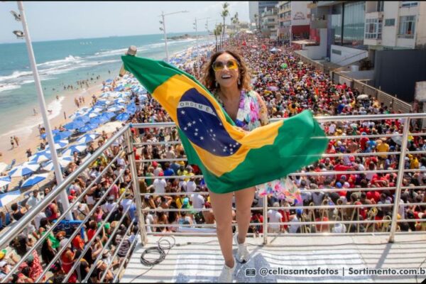 Daniela Mercury nos atos contra anistia a golpistas e PEC da Blindagem em Salvador - Sortimento.com.br
