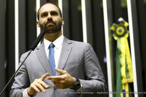 Alexandre de Moraes, Ministro do Supremo Tribunal Federal, envia denúncia contra Eduardo Bolsonaro à Hugo Motta