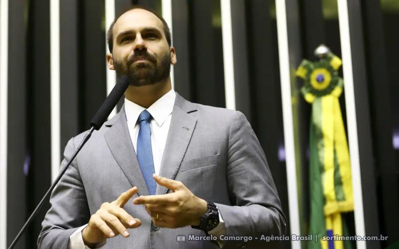 Alexandre de Moraes, Ministro do Supremo Tribunal Federal, envia denúncia contra Eduardo Bolsonaro à Hugo Motta