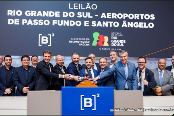 Gabriel Souza, vice-governador do Rio Grande do Sul, e Pedro Capeluppi, secretário da Reconstrução Gaúcha do Governo do Rio Grande do Sul, batem o martelo para celebrar o resultado do Leilão