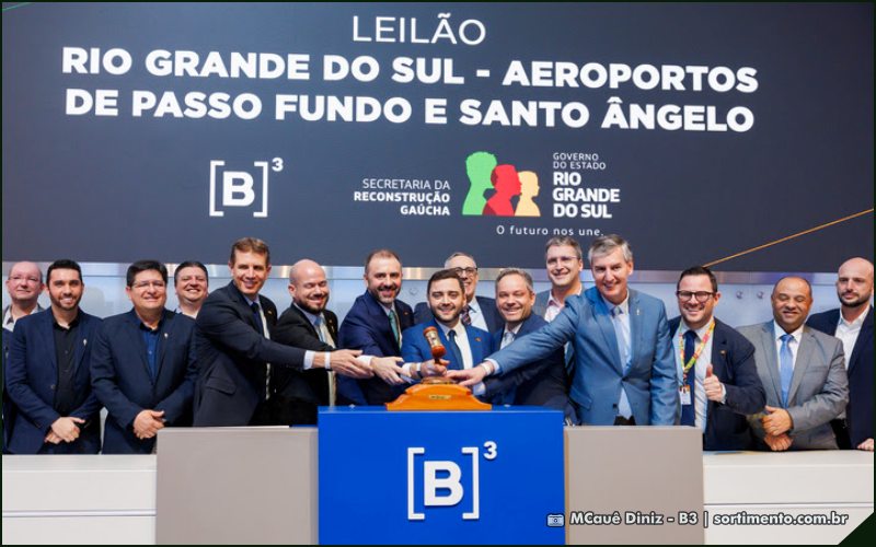 Gabriel Souza, vice-governador do Rio Grande do Sul, e Pedro Capeluppi, secretário da Reconstrução Gaúcha do Governo do Rio Grande do Sul, batem o martelo para celebrar o resultado do Leilão