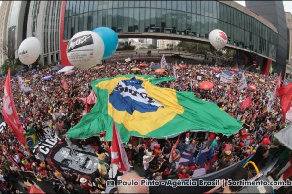 Comissão de Constituição, Justiça e Cidadania (CCJ) do Senado rejeita PEC da Blindagem por unanimidade Manifestação em São Paulo contra Anistia a Golpista e PEC da Blindagem reúne milhares de pessoas na avenida Paulista