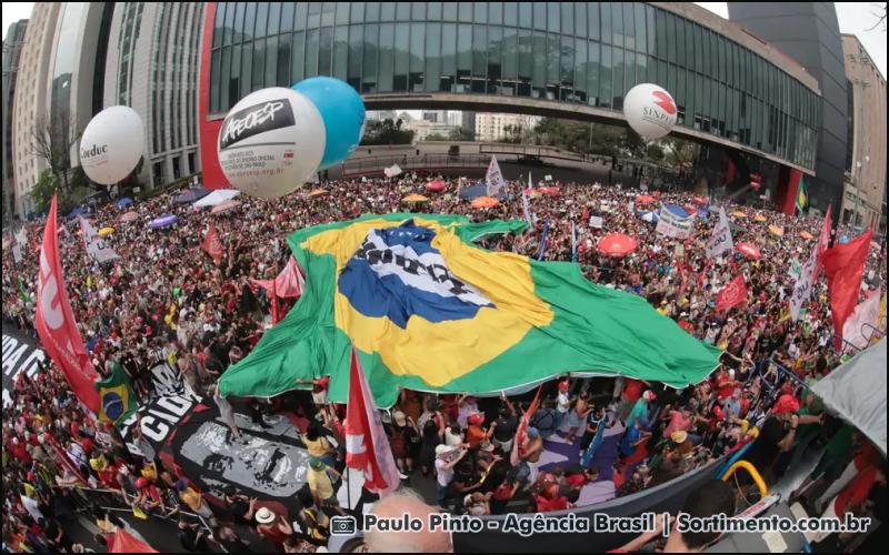 Manifestação em São Paulo contra Anistia a Golpista e PEC da Blindagem reúne milhares de pessoas na avenida Paulista