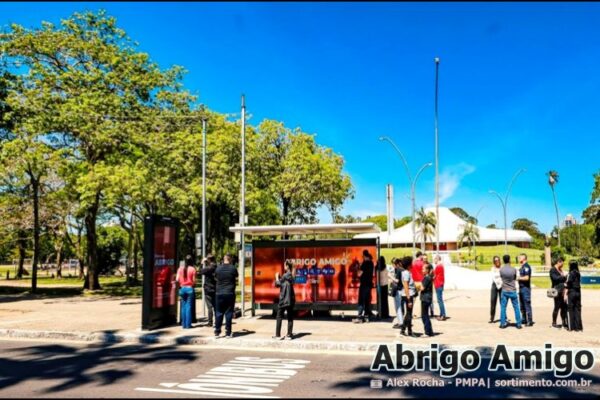 Abrigo Amigo em Porto Alegre: 50 paradas de ônibus serão transformadas em abrigos acolhedores para usuários do transporte público noturno na Capital gaúcha Abrigo Amigo em Porto Alegre : paradas de ônibus transformadas em abrigos acolhedores - sortimento.com.br