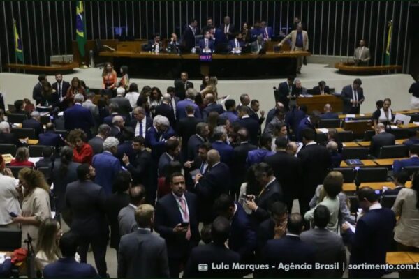 Câmara dos Deputados aprova isenção do Imposto de Renda para quem ganha até R$ 5 mil Câmara dos Deputados aprova isenção do Imposto de Renda para quem ganha até R$ 5 mil
