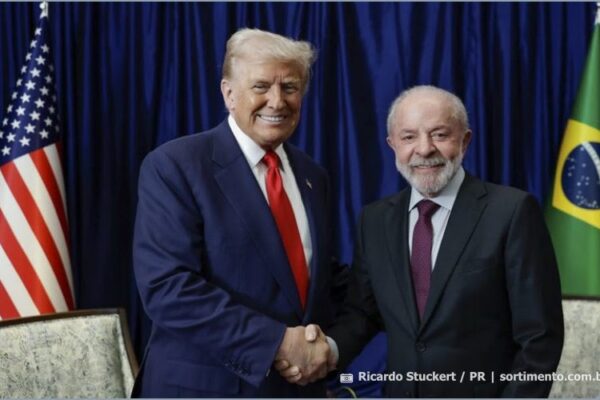 Lula e Trump se reúnem na Malásia e avançam em negociação sobre tarifas impostas a produtos brasileiros Donald Trump e Luiz Inácio Lula da Silva - Sortimento.com.br