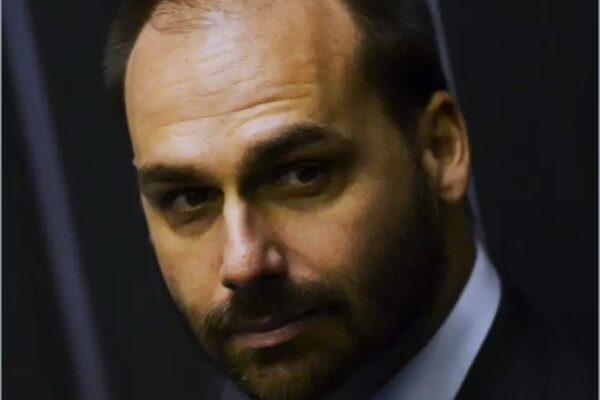 Eduardo Bolsonaro falta ao trabalho, continua ganhando salário e nada acontece