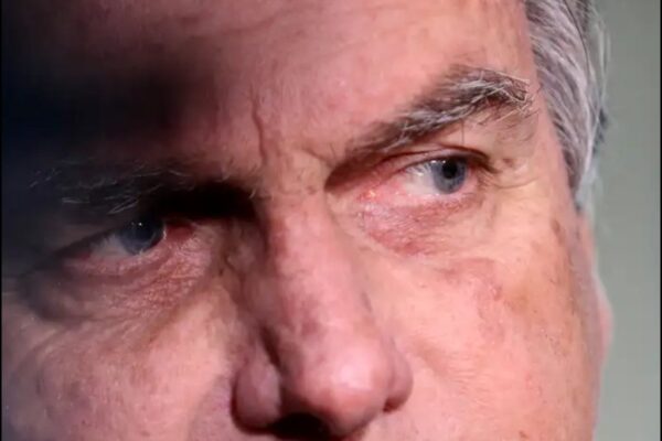 PL suspende atividades partidárias e salário de Jair Bolsonaro