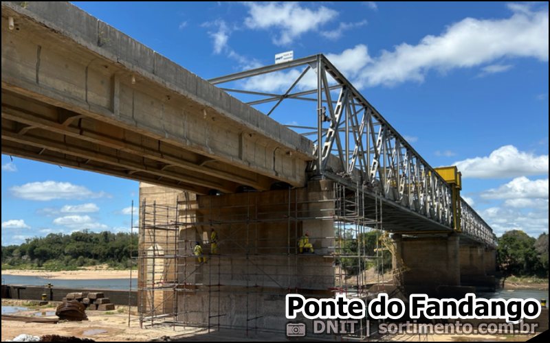 Ponte do Fandango : balsas de travessia de veículos e passageiros sobre o rio Jacuí em Cachoeira do Sul
