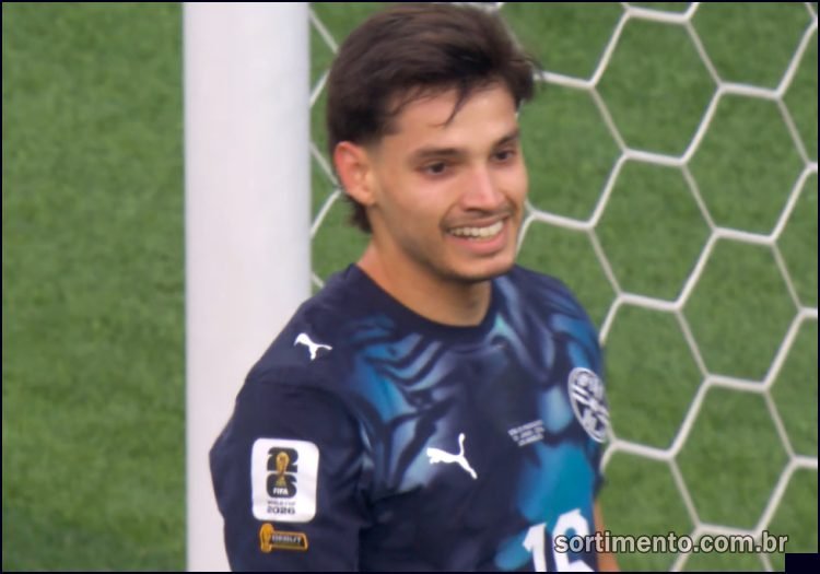 Jogador do Paraguai acha engraçado o gol contra